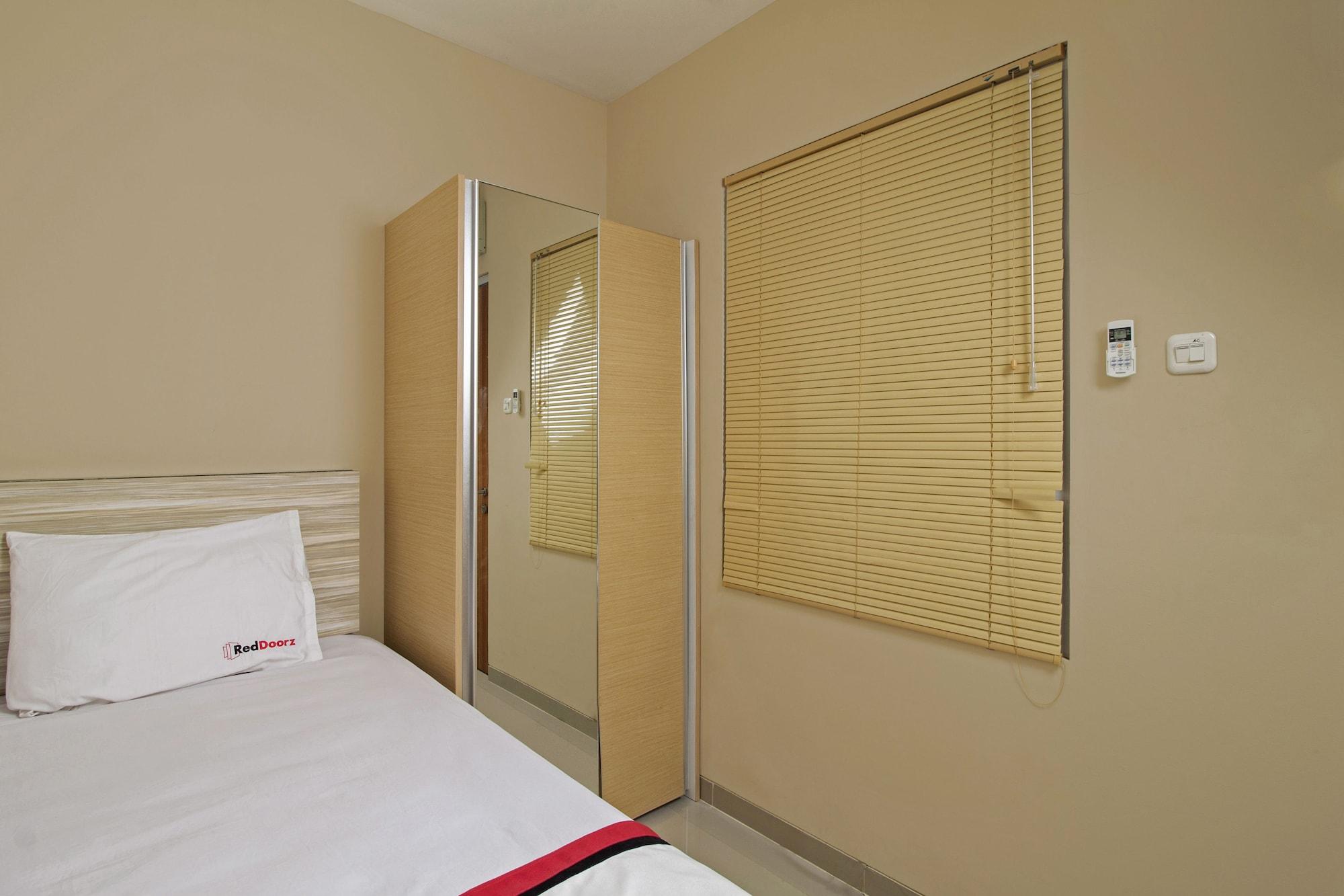 Reddoorz Plus @ Setiabudi Tengah Jakarta Exteriör bild
