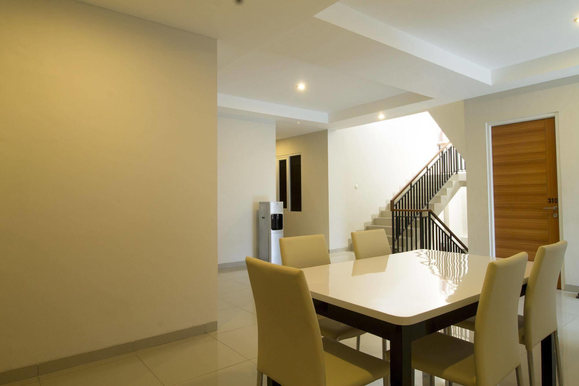 Reddoorz Plus @ Setiabudi Tengah Jakarta Exteriör bild