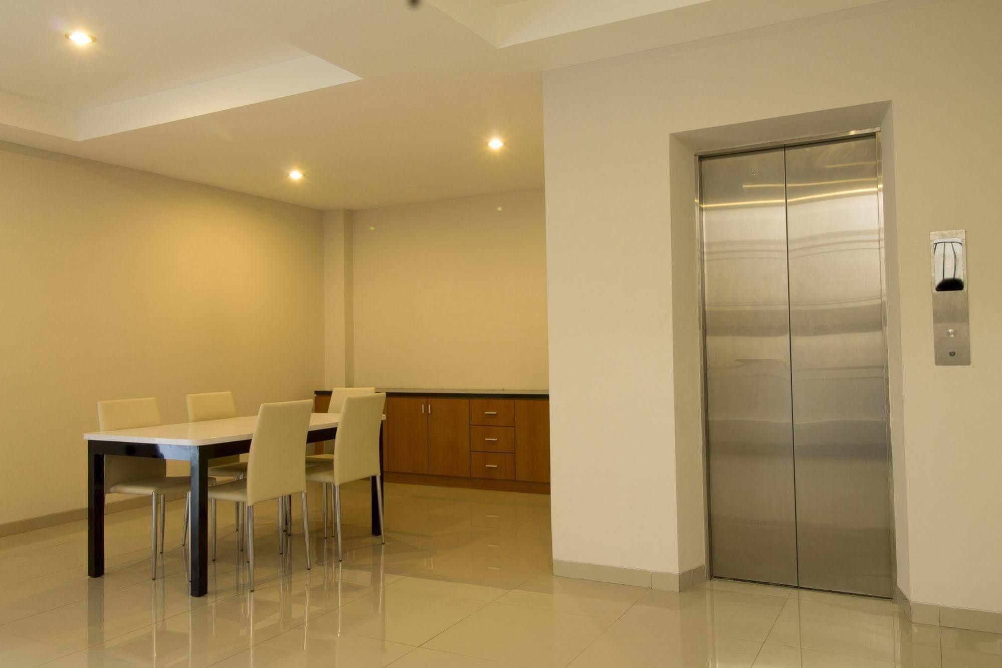 Reddoorz Plus @ Setiabudi Tengah Jakarta Exteriör bild